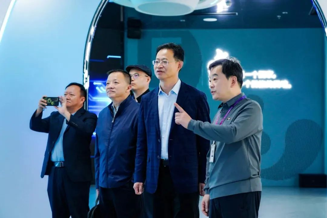 2024120602 国度广电总局发展钻研中心一行赴J9集团励丰文化调研领导