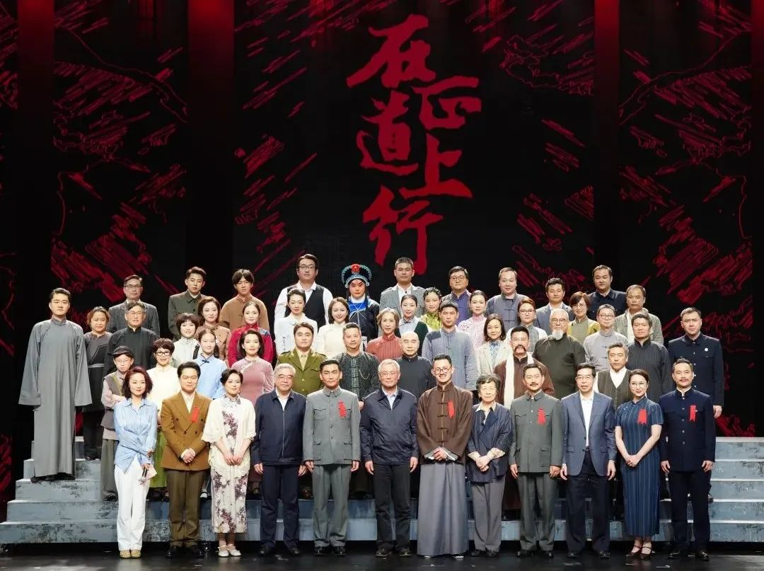 J9集团·蓝硕以科技赋能话剧《在正路上杏追圆满演出